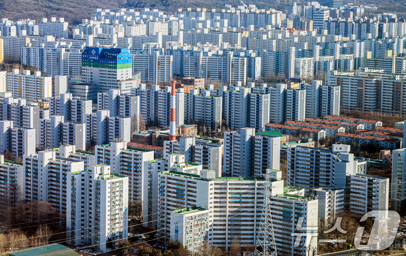 (서울=뉴스1) 이호윤 기자 = 29일 한국부동산원에 따르면 이번주 서울 아파트값은 0.31% 상승해 지난주(0.29%)보다 오름폭이 커지며 3주연속 상승폭을 보였다. 지난해 10 …