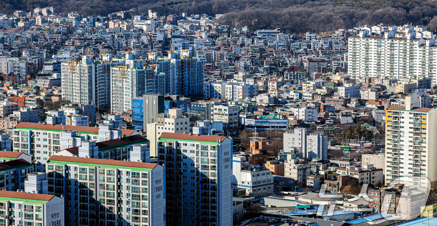 (서울=뉴스1) 이호윤 기자 = 29일 한국부동산원에 따르면 이번주 서울 아파트값은 0.31% 상승해 지난주(0.29%)보다 오름폭이 커지며 3주연속 상승폭을 보였다. 지난해 10 …