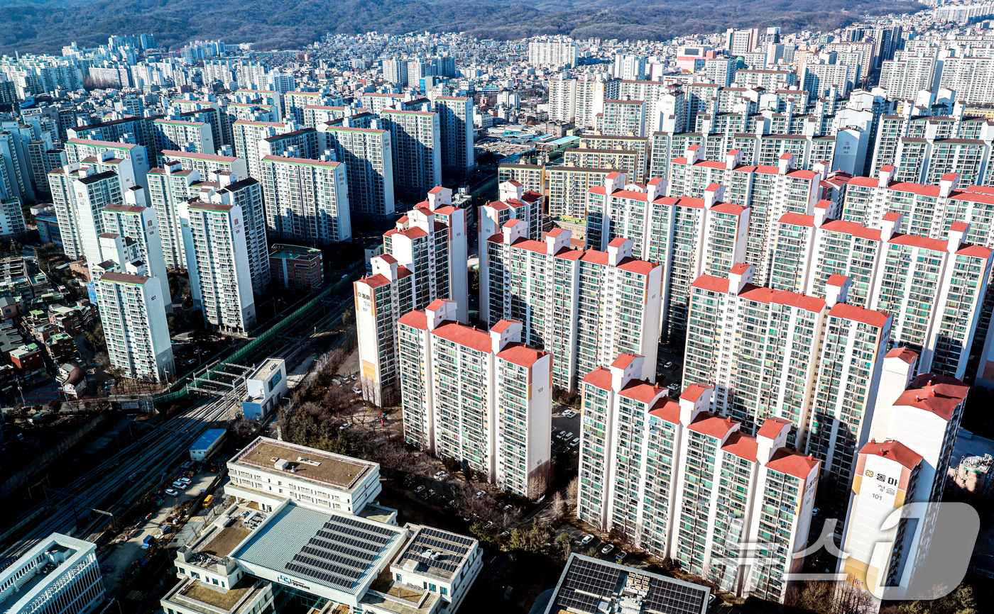 (서울=뉴스1) 이호윤 기자 = 29일 한국부동산원에 따르면 이번주 서울 아파트값은 0.31% 상승해 지난주(0.29%)보다 오름폭이 커지며 3주연속 상승폭을 보였다. 지난해 10 …