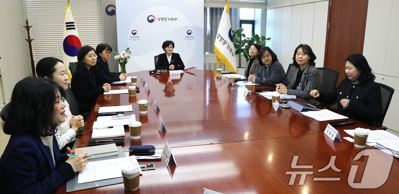 (서울=뉴스1) 임세영 기자 = 원민경 성평등가족부 장관이 29일 서울 종로구 정부서울청사에서 열린 학교 밖 청소년 지원사업 발전방안 현장전문가 간담회에서 모두발언을 하고 있다. …