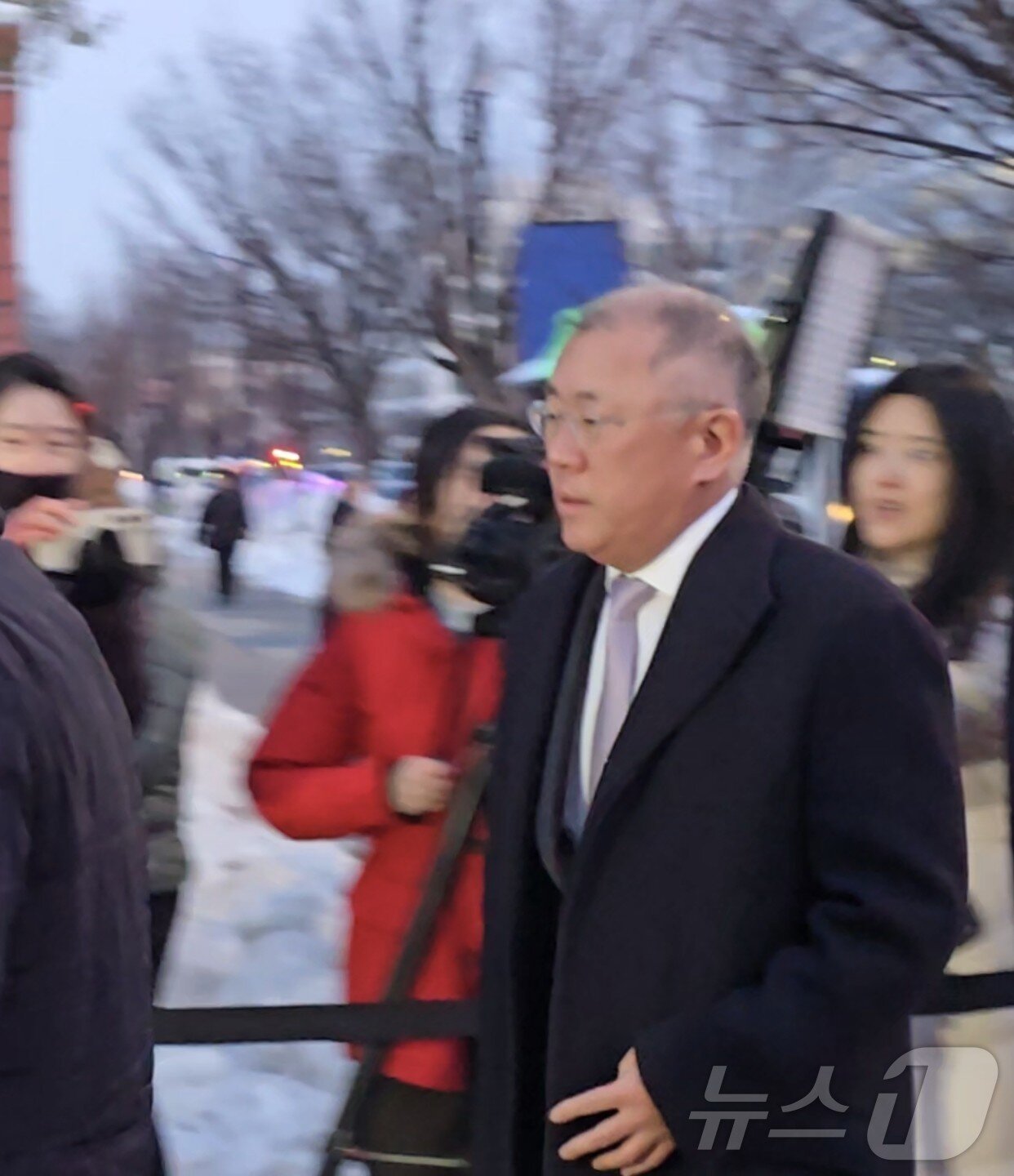 본문 이미지 - 정의선 현대차그룹 회장이 28일(현지시간) 미국 워싱턴DC 스미스소니언 국립아시아미술관에서 열린 '이건희 컬렉션' 특별전 갈라 행사장에 입장하고 있다. 2026.01.28. ⓒ News1 류정민 특파원