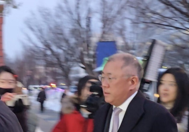 [포토]'이건희 컬렉션' 특별전 갈라 행사장 입장하는 정의선 현대차그룹 회장