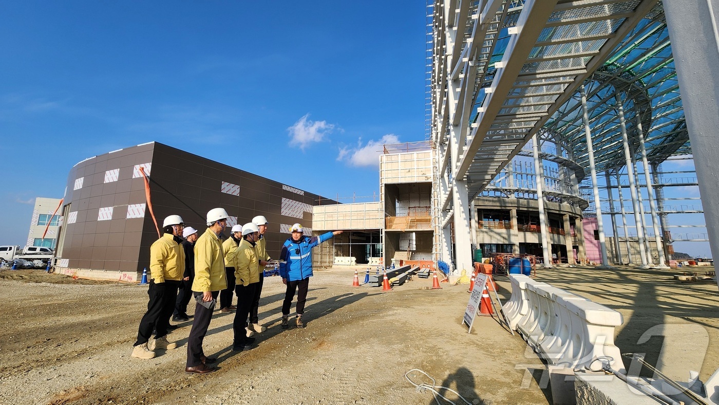 (대전=뉴스1) 박찬수 기자 = 박은식 산림청 차장(앞줄 가운데)이 29일 ‘국립새만금수목원 조성 사업’에서 동절기 건설 현장 근로자들의 근로환경 관리 및 시공 현장을 점검하고 있 …