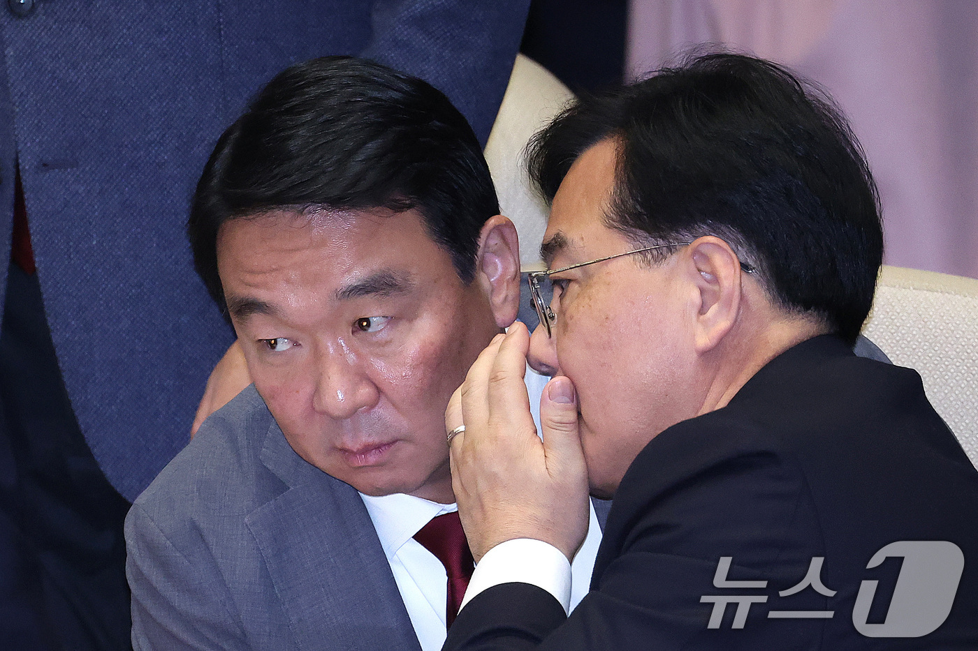 (서울=뉴스1) 신웅수 기자 = 송언석 국민의힘 원내대표와 정희용 사무총장이 29일 서울 여의도 국회에서 열린 제431회국회(임시회) 제2차 본회의에서 대화하고 있다. 2026.1 …