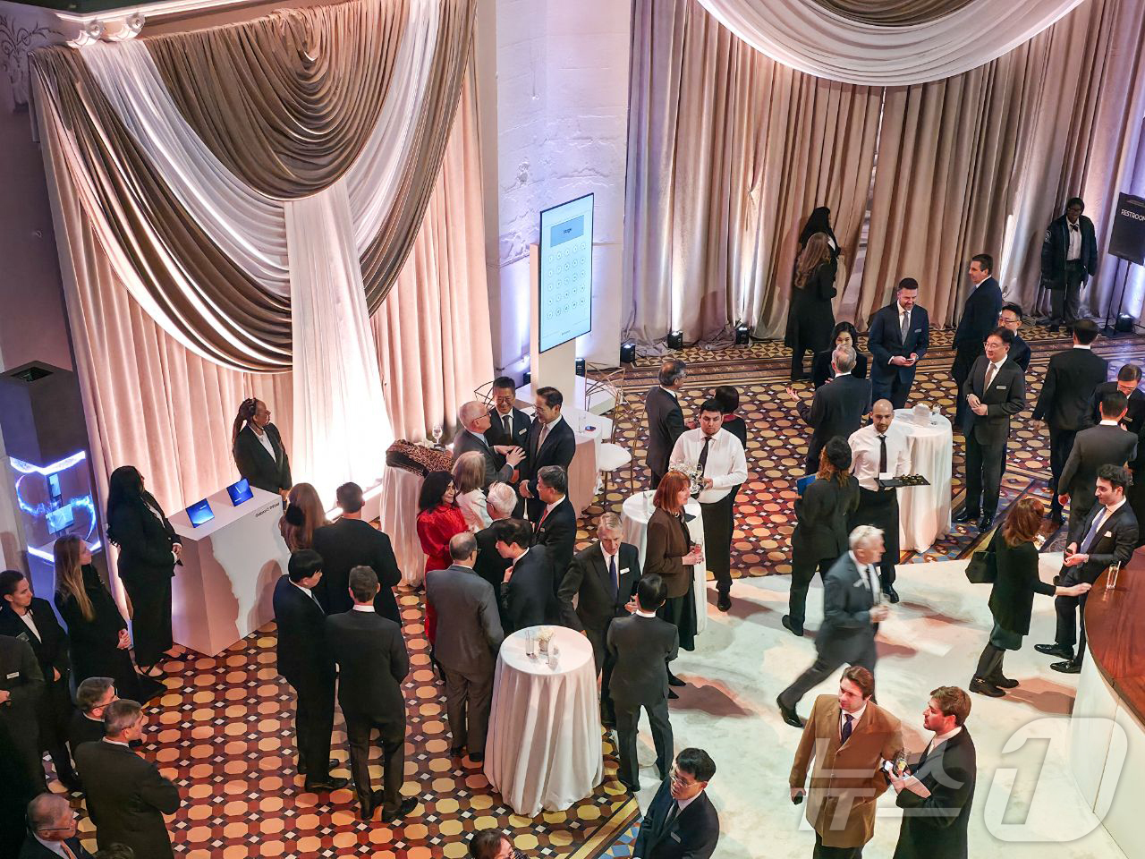 (서울=뉴스1) = 삼성은 28일(현지시간) 미국 워싱턴 D.C. 스미스소니언 예술산업관 에서 이건희 컬렉션 전시회의 성공적인 마무리를 기념하는 갈라 디너 행사를 열었다고 29일 …