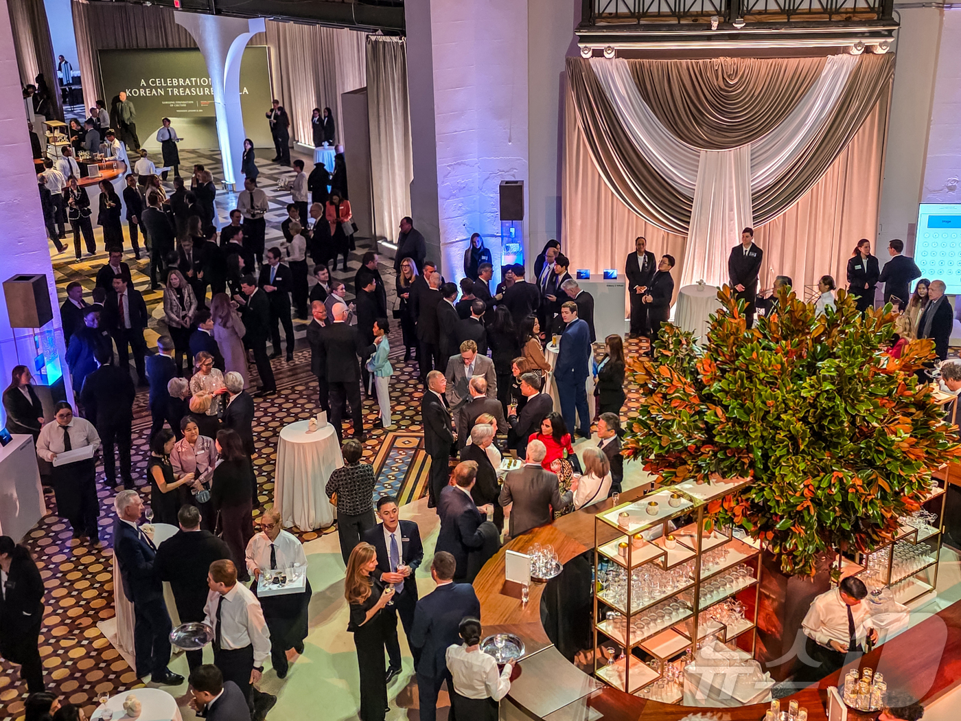 (서울=뉴스1) = 삼성은 28일(현지시간) 미국 워싱턴 D.C. 스미스소니언 예술산업관 에서 이건희 컬렉션 전시회의 성공적인 마무리를 기념하는 갈라 디너 행사를 열었다고 29일 …