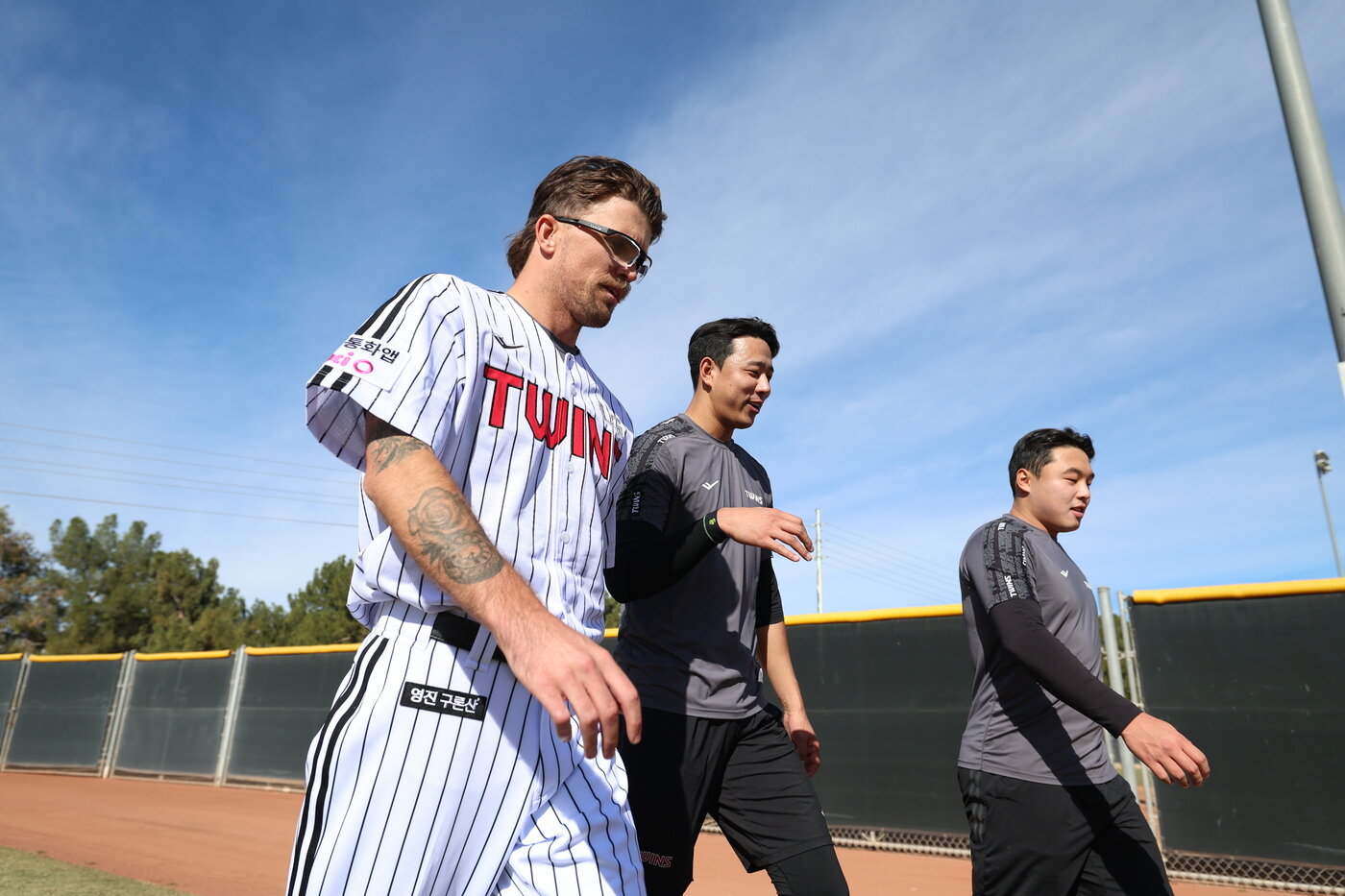 본문 이미지 - LG 트윈스 아시아쿼터 선수 라클란 웰스(왼쪽)가 28일(현지시간) 미국 애리조나주 스코츠데일에서 열린 LG 스프링캠프에서 2026시즌을 준비 중이다. (LG 트윈스 제공)