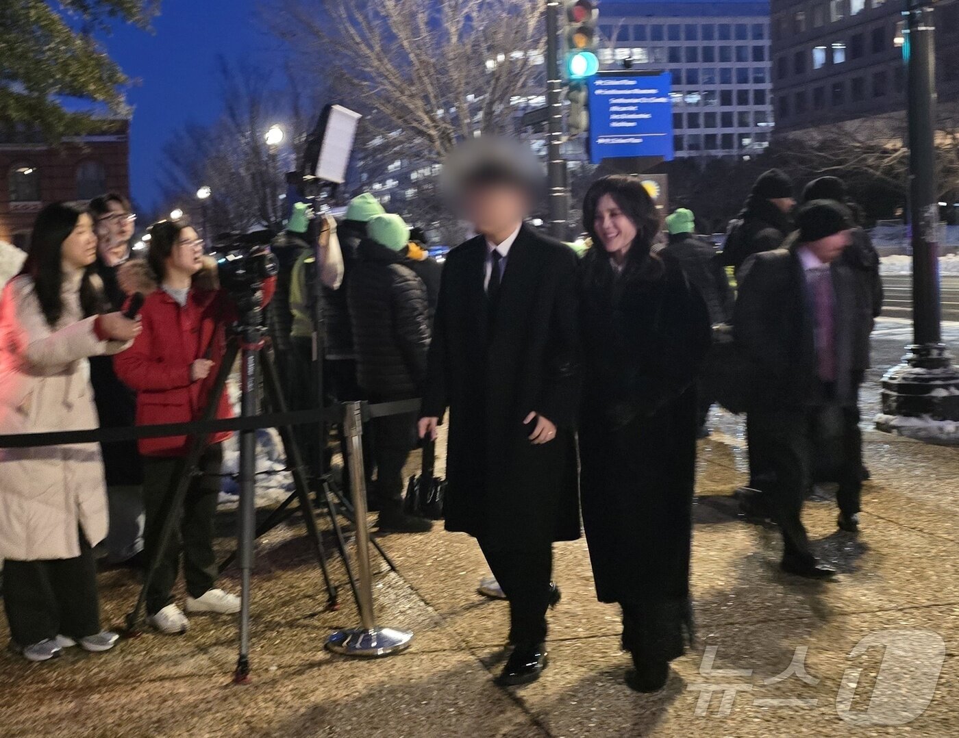 본문 이미지 - 이부진 호텔신라 사장이 아들 임모 군과 함께 미국 워싱턴DC 스미스소니언 국립아시아미술관에서 열린 '이건희 컬렉션' 특별전 갈라 행사장에 입장하고 있다. 2026.01.28. ⓒ News1 류정민 특파원