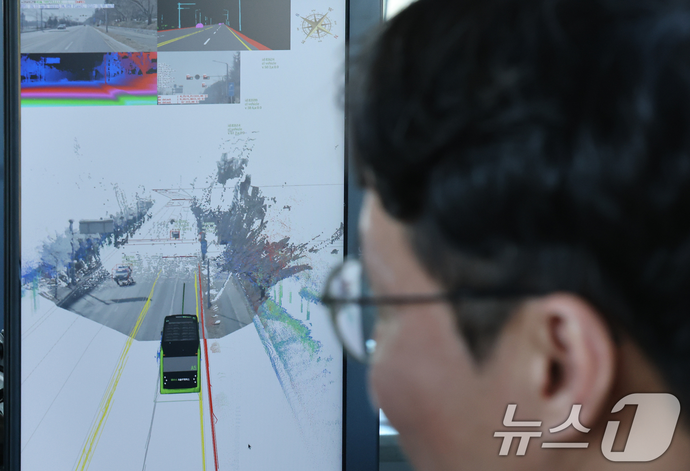 (대전=뉴스1) 김기태 기자 = 29일 대전 유성구 한국전자통신연구원(ETRI) 일원에서 '자율주행버스' 시범 운행을 진행하고 있다.자율주행 버스는 '한국과학기술원(KAIST)~신 …