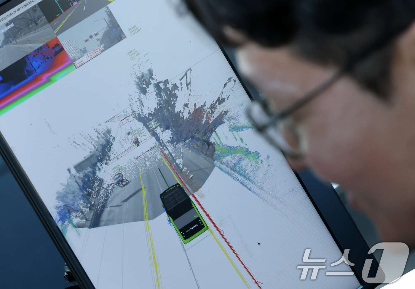 (대전=뉴스1) 김기태 기자 = 29일 대전 유성구 한국전자통신연구원(ETRI) 일원에서 '자율주행버스' 시범 운행을 진행하고 있다.자율주행 버스는 '한국과학기술원(KAIST)~신 …