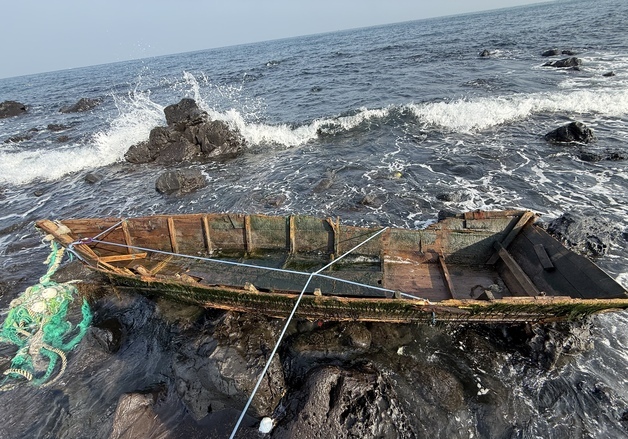 이 목선 정체가 뭘까?…제주 해안가서 또  발견 '한달새 세번째'