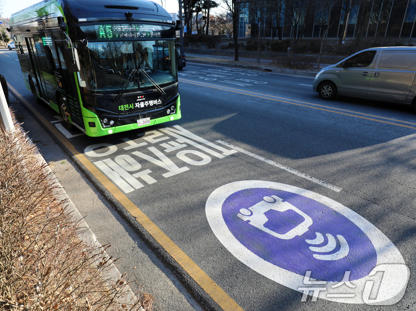 (대전=뉴스1) 김기태 기자 = 29일 대전 유성구 한국전자통신연구원(ETRI) 일원에서 '자율주행버스' 시범 운행을 진행하고 있다. 자율주행 버스는 '한국과학기술원(KAIST)~ …