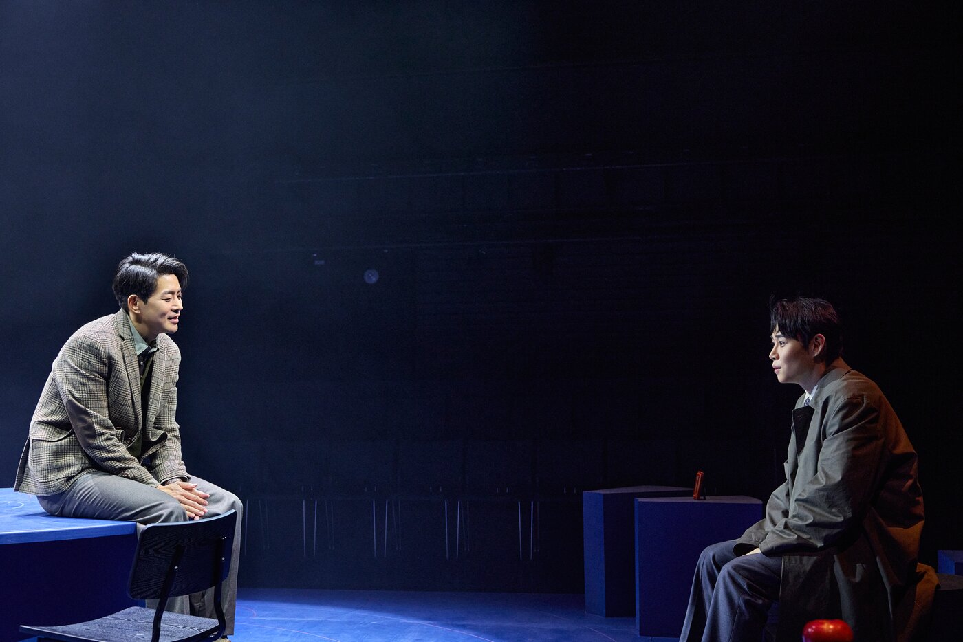 본문 이미지 - 연극 '튜링머신' 이상윤(왼쪽) 공연 사진(크리에이티브테이블 석영 제공)