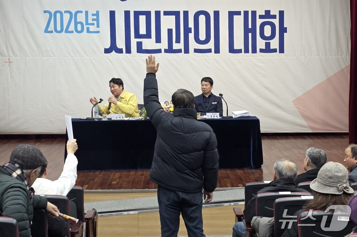 본문 이미지 - 29일 배방읍행정복지센터에서 열린 배방읍 시민과의 대화에서 아산탕정2 집단에너지사업에 반대하는 한 주민이 발언권을 요구하며 무대로 걸어가고 있다. 2026.1.29/뉴스1 ⓒ News1 이시우 기자