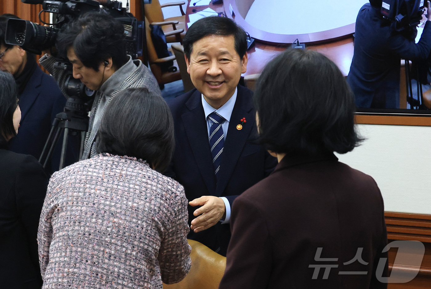 (서울=뉴스1) 임세영 기자 = 구윤철 경제부총리 겸 재정경제부 장관이 29일 서울 종로구 정부서울청사에서 열린 공공기관운영위원회의에서 참석자들과 인사를 나누고 있다. 2026.1 …