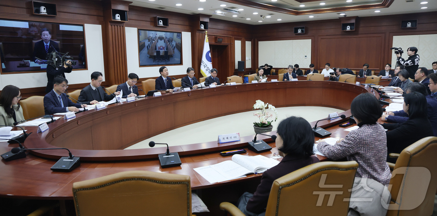 (서울=뉴스1) 임세영 기자 = 구윤철 경제부총리 겸 재정경제부 장관이 29일 서울 종로구 정부서울청사에서 열린 공공기관운영위원회의에서 모두발언을 하고 있다. 2026.1.29/뉴 …