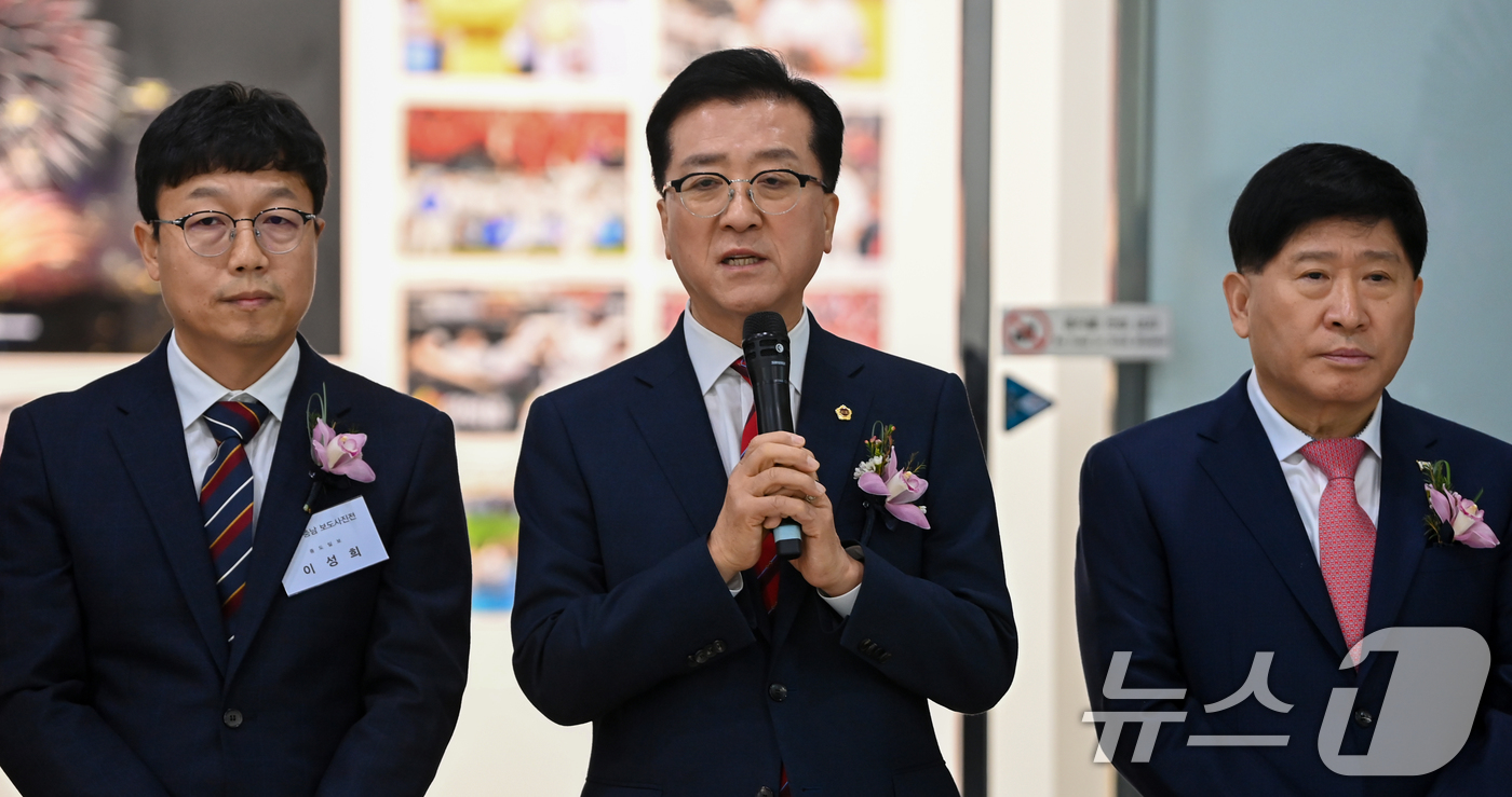 (대전=뉴스1) 김기태 기자 = 29일 대전시청에서 열린 제22회 한국사진기자협회 대전·충남지회 보도사진전에서 조원휘 대전시의회 의장이 축사를 하고 있다.(공동취재) 2026.1. …