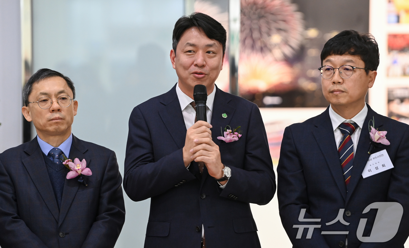 (대전=뉴스1) 김기태 기자 = 29일 대전시청에서 열린 제22회 한국사진기자협회 대전·충남지회 보도사진전에서 최성아 대전시 정무부시장이 축사를 하고 있다.(공동취재) 2026.1 …