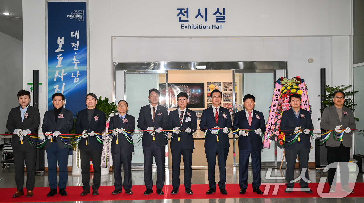 (대전=뉴스1) 김기태 기자 = 29일 대전시청에서 열린 제22회 한국사진기자협회 대전·충남지회 보도사진전에서 내빈들이 테이프 커팅식을 하고 있다.(공동취재) 2026.1.29/뉴 …
