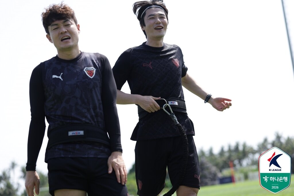본문 이미지 - 밝은 표정으로 훈련 중인 신광훈(왼쪽)과 기성용(한국프로축구연맹 제공) 