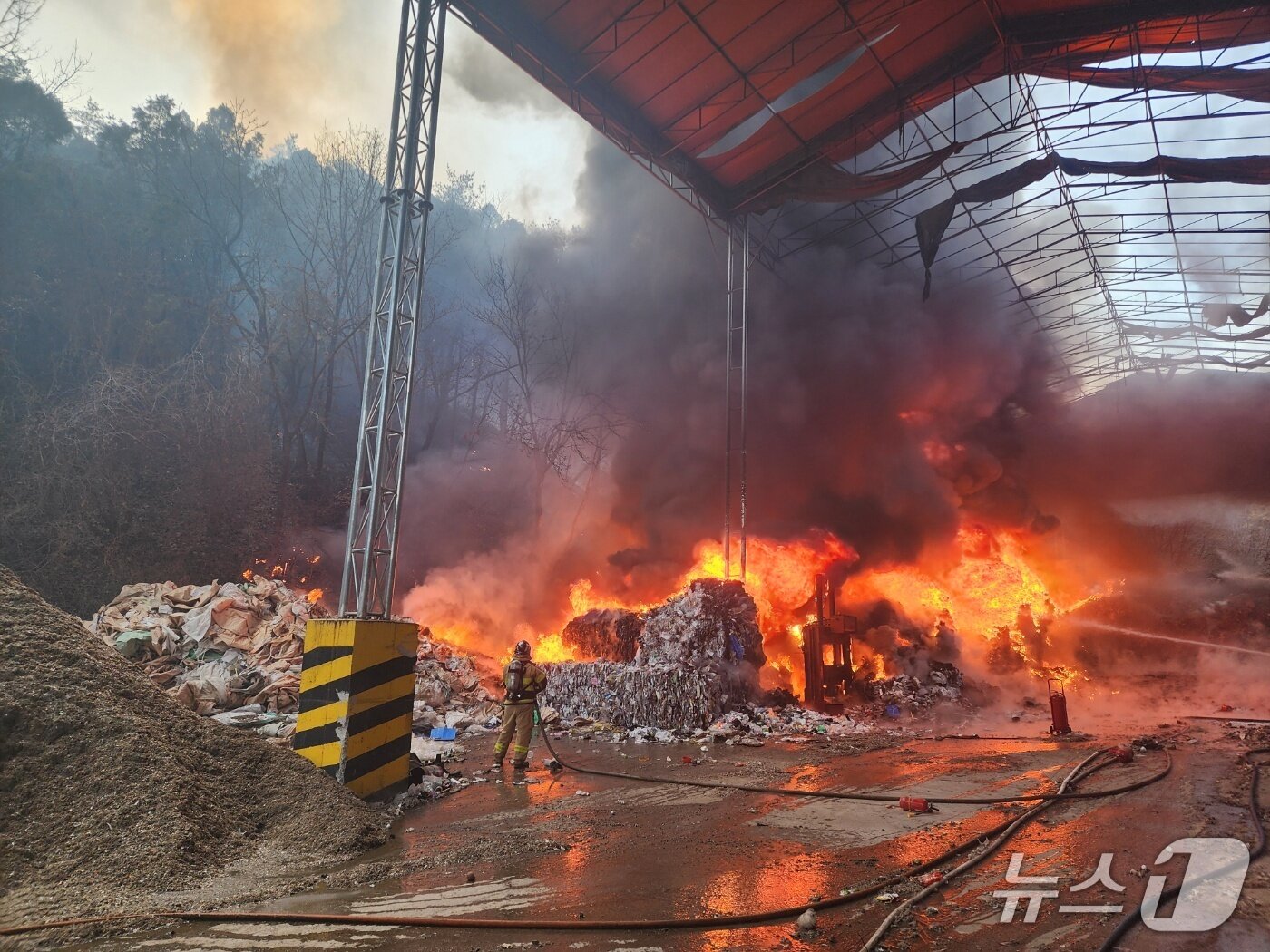 본문 이미지 - 단양군 매포읍 폐기물 업체 화재 (단양소방서 제공. 재판매 및 DB금지)/뉴스1  