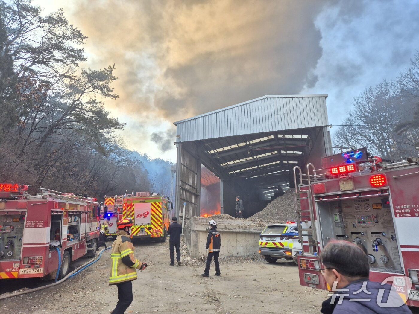 본문 이미지 - 단양군 매포읍 폐기물 업체에서 난 화재가 야산으로 확산, 소방이 진화에 나서고 있다. (단양군 제공. 재판매 및 DB금지)/뉴스1 