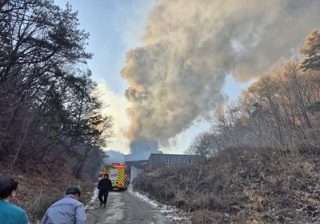 단양 매포 산불, 2시간여 만에 주불 진화…발화지 업체는 진화 중