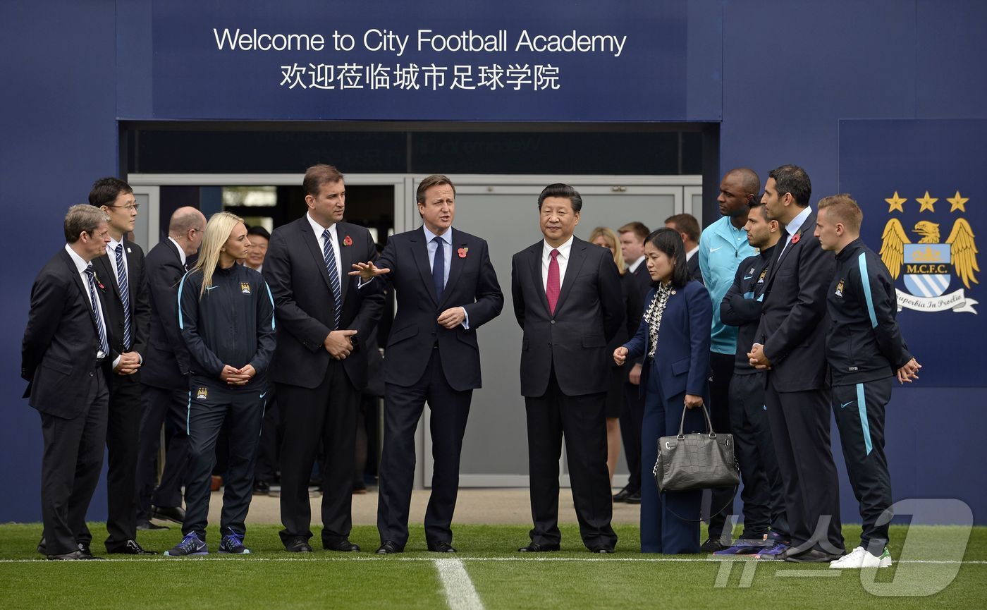 본문 이미지 - 2015년 10월 23일 영국에서 맨체스터시티의 훈련장을 찾은 시진핑 중국 국가주석(가운데 오른쪽). 2015.10.23 ⓒ AFP=뉴스1 ⓒ News1 이지예 객원기자