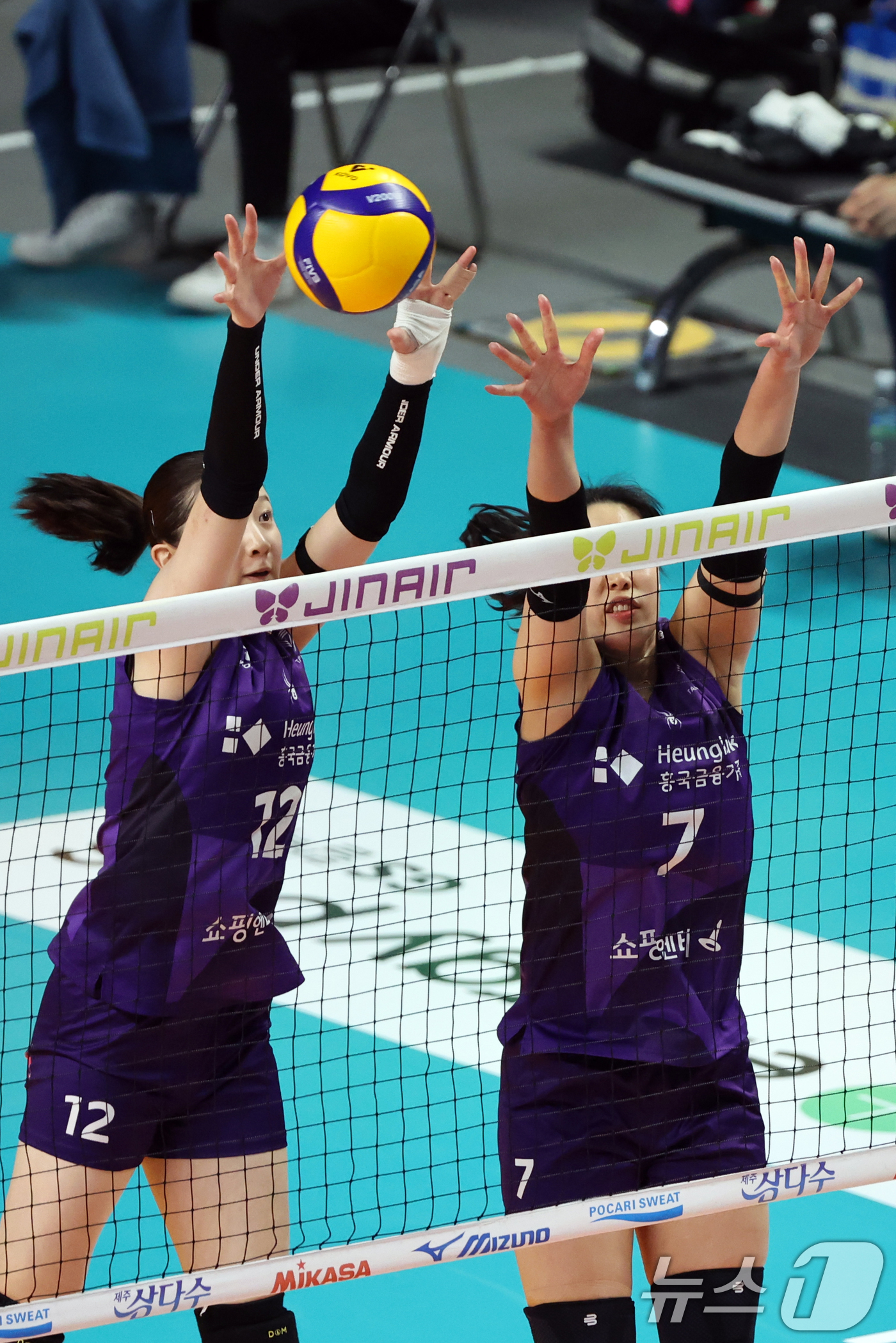 (서울=뉴스1) 황기선 기자 = 29일 오후 서울 장충체육관에서 열린 프로배구 진에어 2025-2026 V리그 여자부 GS칼텍스와 흥국생명의 경기에서 흥국생명 이다현과 최은지가 블 …