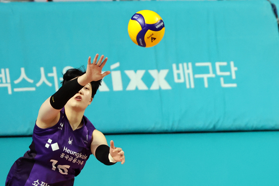 서브하는 흥국생명 김연수