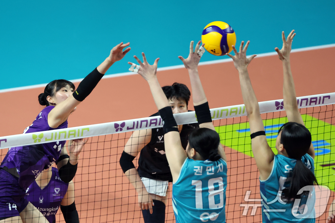 (서울=뉴스1) 황기선 기자 = 29일 오후 서울 장충체육관에서 열린 프로배구 진에어 2025-2026 V리그 여자부 GS칼텍스와 흥국생명의 경기에서 흥국생명 정윤주가 공격을 시도 …