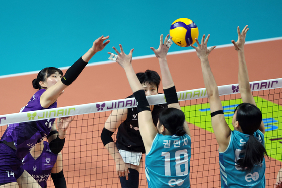 공격 시도하는 흥국생명 정윤주