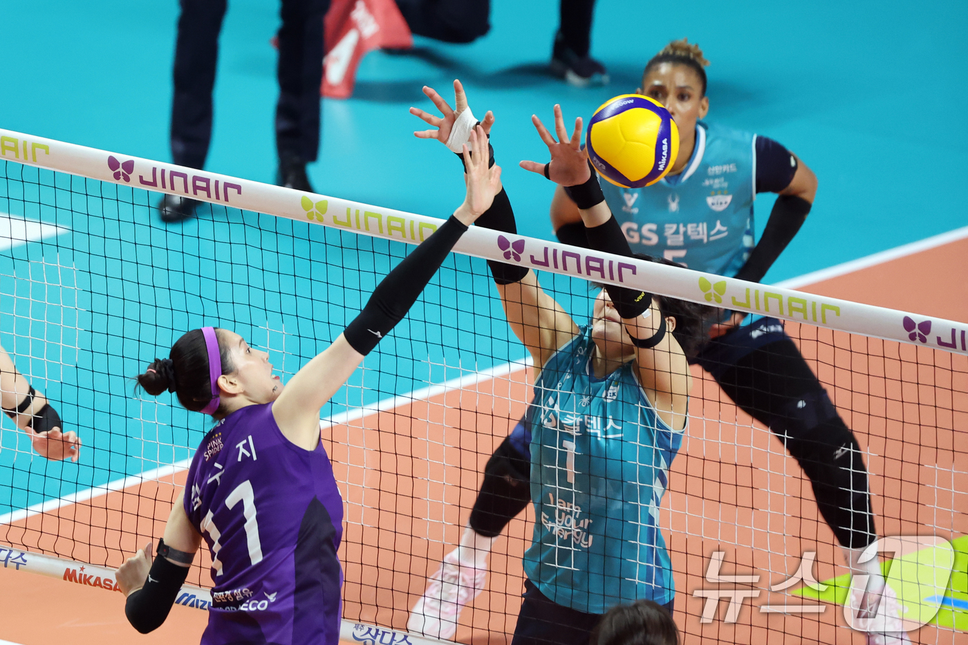 (서울=뉴스1) 황기선 기자 = 29일 오후 서울 장충체육관에서 열린 프로배구 진에어 2025-2026 V리그 여자부 GS칼텍스와 흥국생명의 경기에서 흥국생명 김수지가 공격을 시도 …
