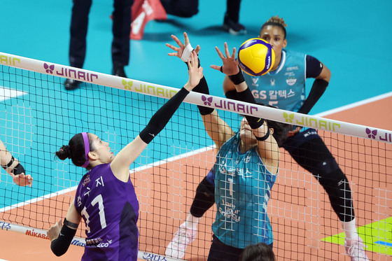 밀어넣기 시도하는 흥국생명 김수지