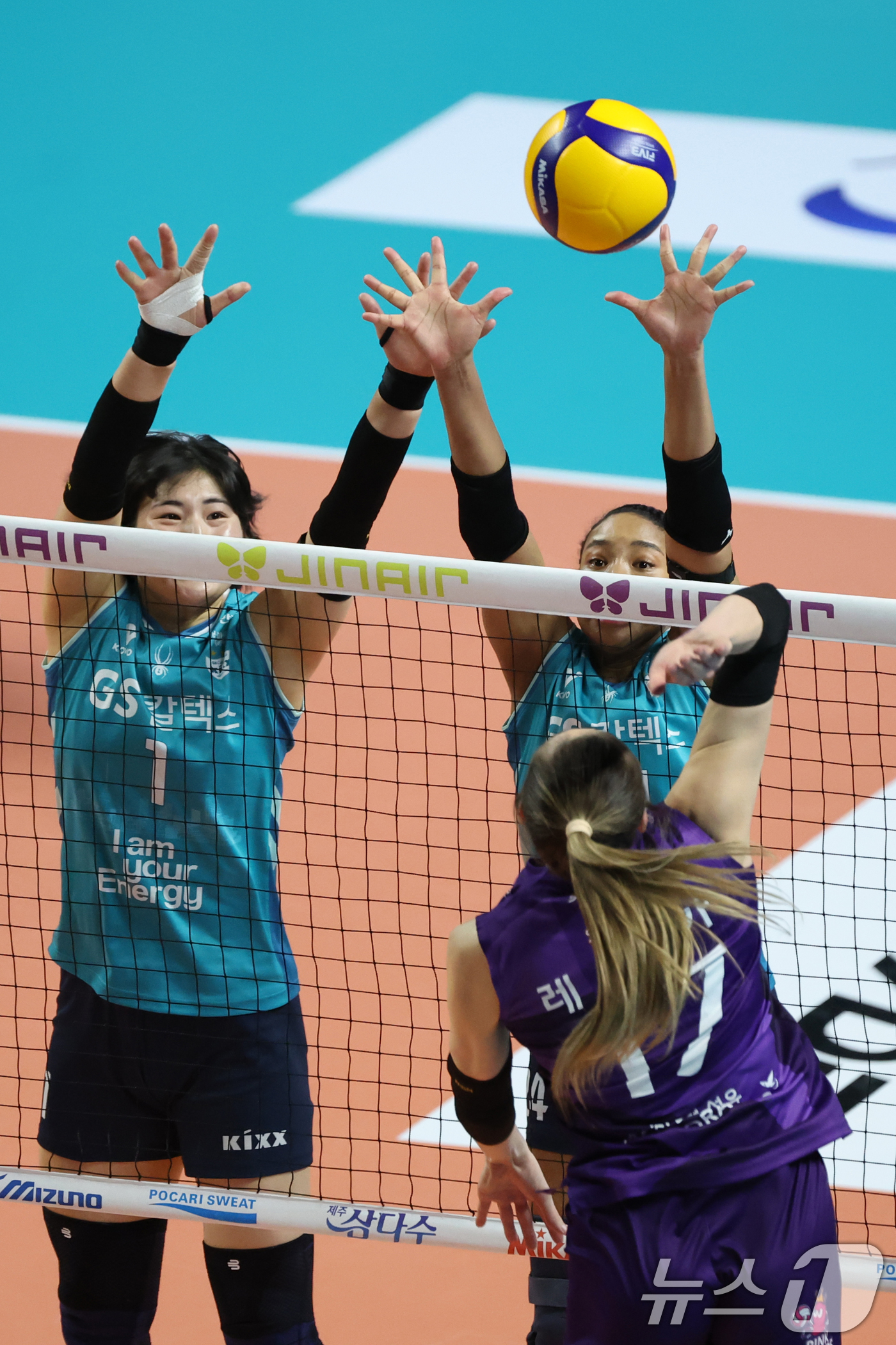 (서울=뉴스1) 황기선 기자 = 29일 오후 서울 장충체육관에서 열린 프로배구 진에어 2025-2026 V리그 여자부 GS칼텍스와 흥국생명의 경기에서 GS칼텔스 최가은과 레이나가 …