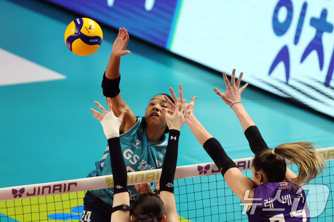 (서울=뉴스1) 황기선 기자 = 29일 오후 서울 장충체육관에서 열린 프로배구 진에어 2025-2026 V리그 여자부 GS칼텍스와 흥국생명의 경기에서 GS칼텍스 레이나가 공격을 하 …