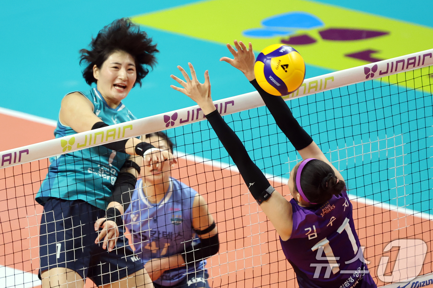 (서울=뉴스1) 황기선 기자 = 29일 오후 서울 장충체육관에서 열린 프로배구 진에어 2025-2026 V리그 여자부 GS칼텍스와 흥국생명의 경기에서 GS칼텍스 최가은이 공격을 하 …