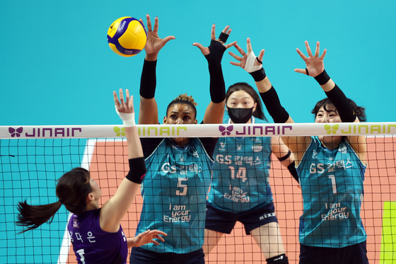 블로킹 시도하는 실바·최가은