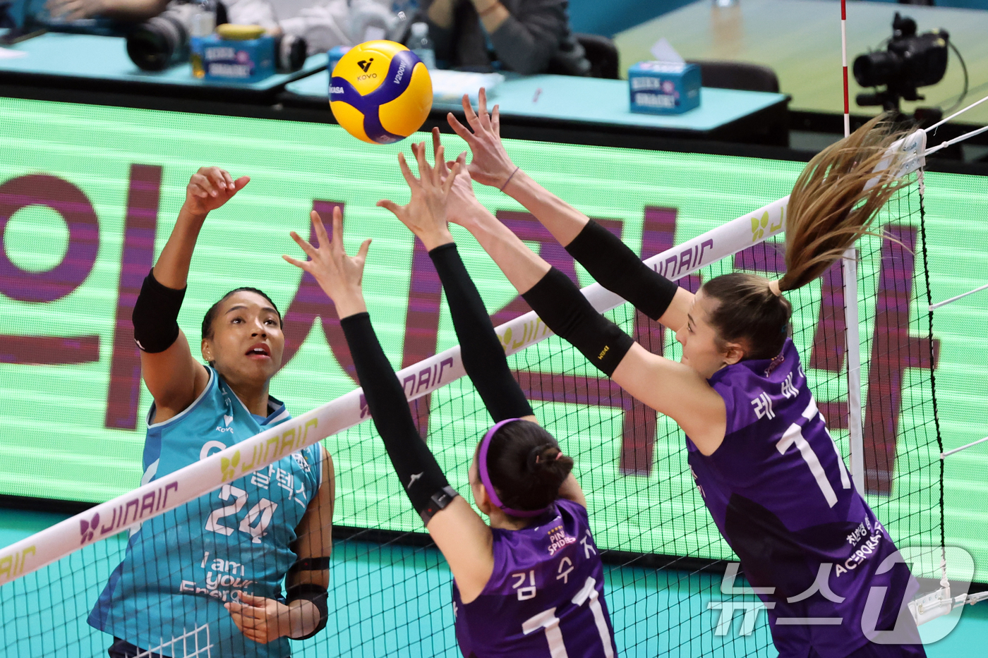 (서울=뉴스1) 황기선 기자 = 29일 오후 서울 장충체육관에서 열린 프로배구 진에어 2025-2026 V리그 여자부 GS칼텍스와 흥국생명의 경기에서 GS칼텍스 레이나가 공격을 하 …