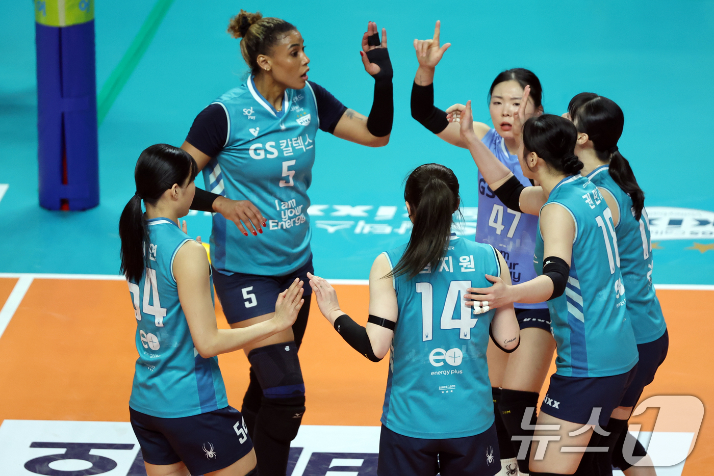 (서울=뉴스1) 황기선 기자 = 29일 오후 서울 장충체육관에서 열린 프로배구 진에어 2025-2026 V리그 여자부 GS칼텍스와 흥국생명의 경기에서 득점에 성공한 GS칼텍스 선수 …