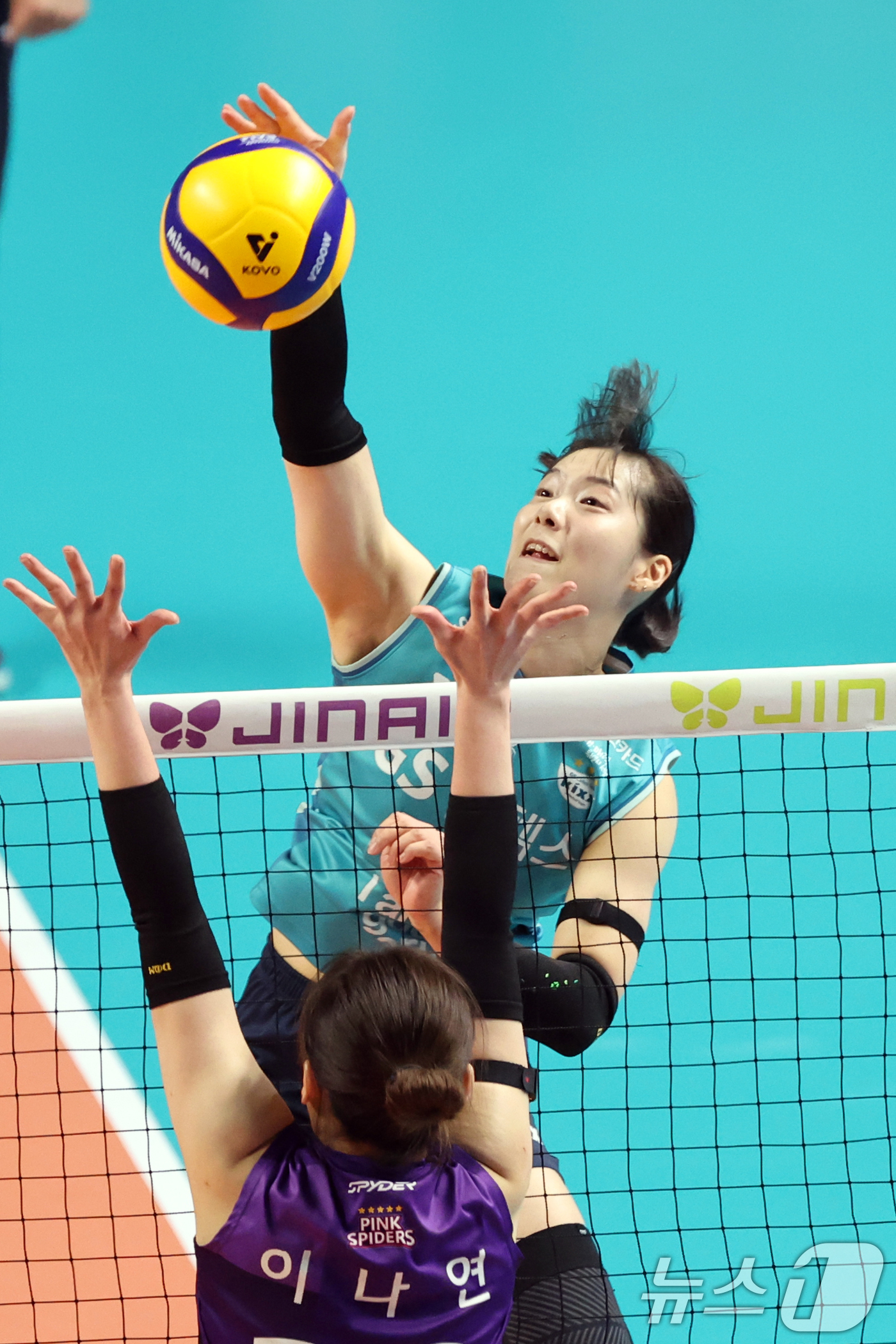 (서울=뉴스1) 황기선 기자 = 29일 오후 서울 장충체육관에서 열린 프로배구 진에어 2025-2026 V리그 여자부 GS칼텍스와 흥국생명의 경기에서 GS칼텍스 유서연이 공격을 시 …