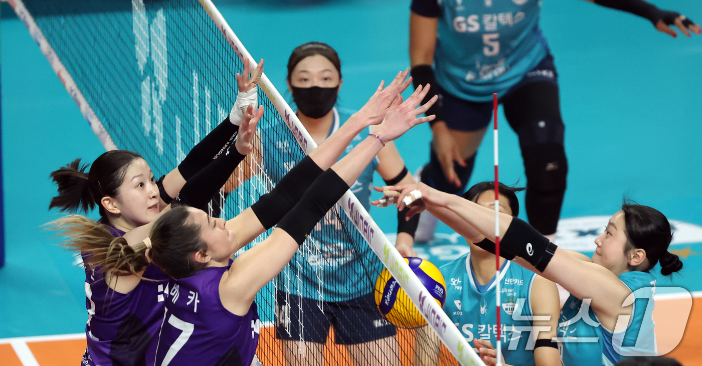 (서울=뉴스1) 황기선 기자 = 29일 오후 서울 장충체육관에서 열린 프로배구 진에어 2025-2026 V리그 여자부 GS칼텍스와 흥국생명의 경기에서 GS칼텍스 권민지가 흥국생명 …