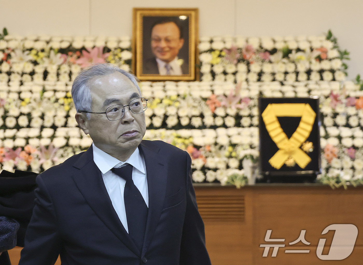 (서울=뉴스1) 사진공동취재단 = 오거돈 전 부산시장이 29일 서울 종로구 서울대학교병원 장례식장에 마련된 고(故) 이해찬 전 국무총리의 빈소를 조문한 뒤 나서고 있다. 2026. …