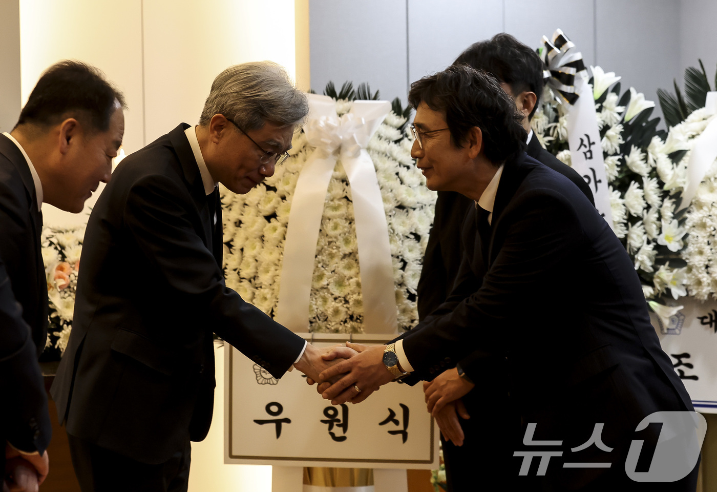 (서울=뉴스1) 사진공동취재단 = 김상환 헌법재판소장이 29일 서울 종로구 서울대학교병원 장례식장에 마련된 고(故) 이해찬 전 국무총리의 빈소를 찾아 조문하고 있다. 2026.1. …