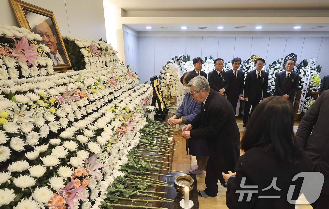 (서울=뉴스1) 사진공동취재단 = 유인태 전 국회사무총장이 29일 서울 종로구 서울대학교병원 장례식장에 마련된 고(故) 이해찬 전 국무총리의 빈소를 찾아 조문하고 있다. 2026. …