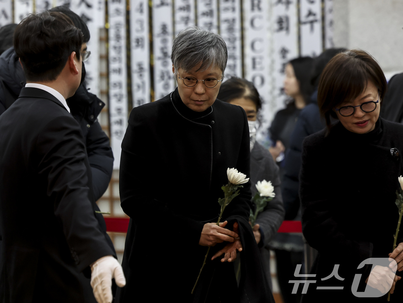 (서울=뉴스1) 사진공동취재단 = 가수 이은미가 29일 서울 종로구 서울대학교병원 장례식장에 마련된 고(故) 이해찬 전 국무총리의 빈소를 찾아 조문하고 있다. 2026.1.29/뉴 …