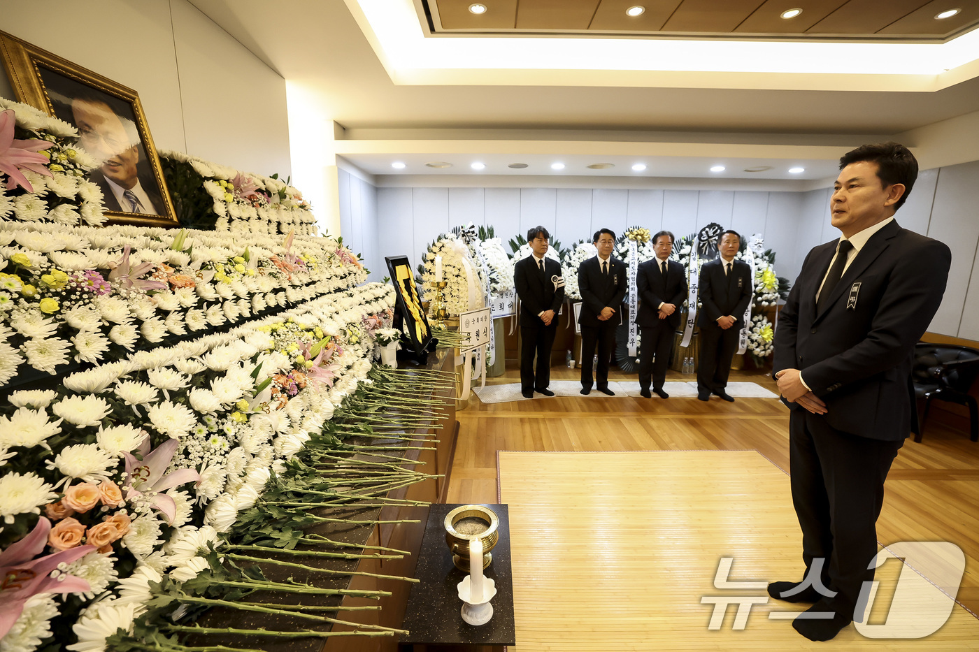 (서울=뉴스1) 사진공동취재단 = 김태호 국민의힘 의원이 29일 서울 종로구 서울대학교병원 장례식장에 마련된 고(故) 이해찬 전 국무총리의 빈소를 찾아 조문하고 있다. 2026.1 …