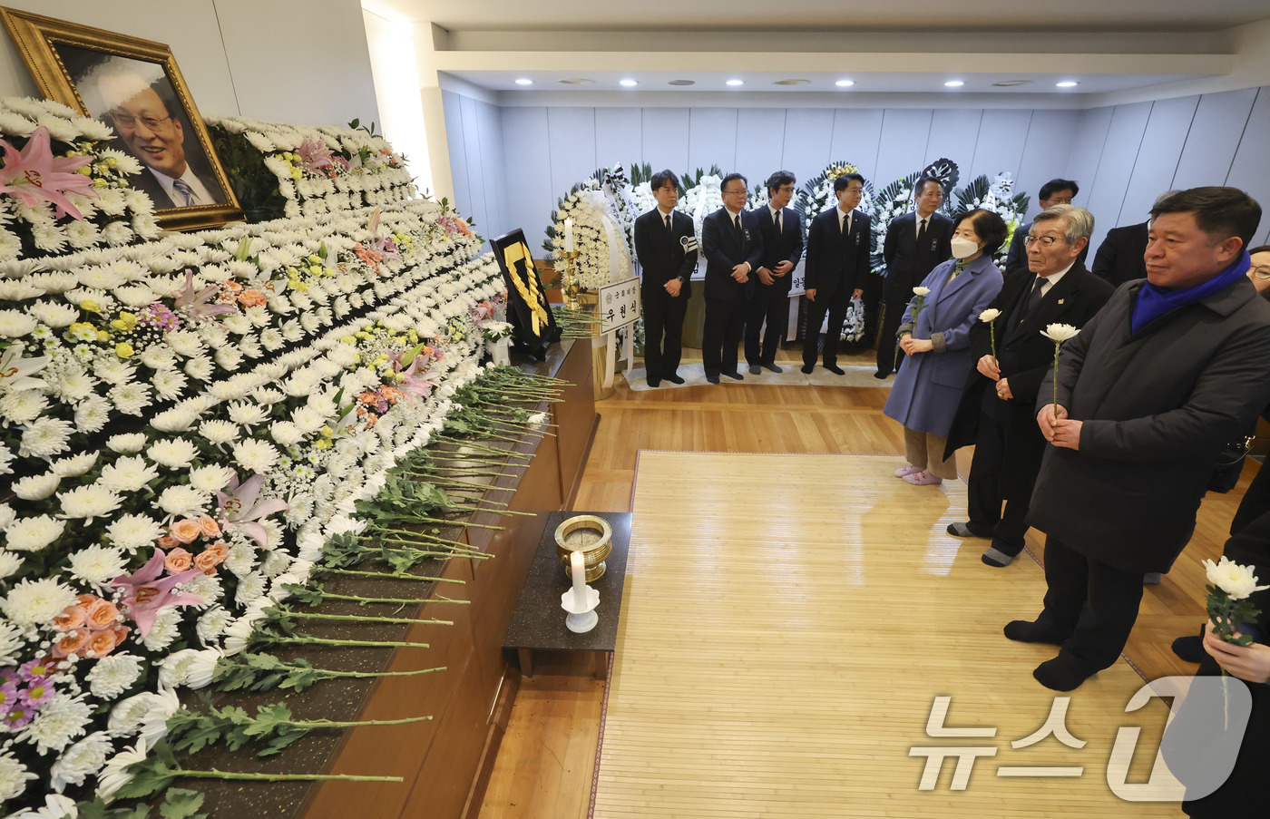 (서울=뉴스1) 사진공동취재단 = 유인태 전 국회 사무총장이 29일 서울 종로구 서울대학교병원 장례식장에 마련된 고(故) 이해찬 전 국무총리의 빈소를 찾아 조문하고 있다. 2026 …