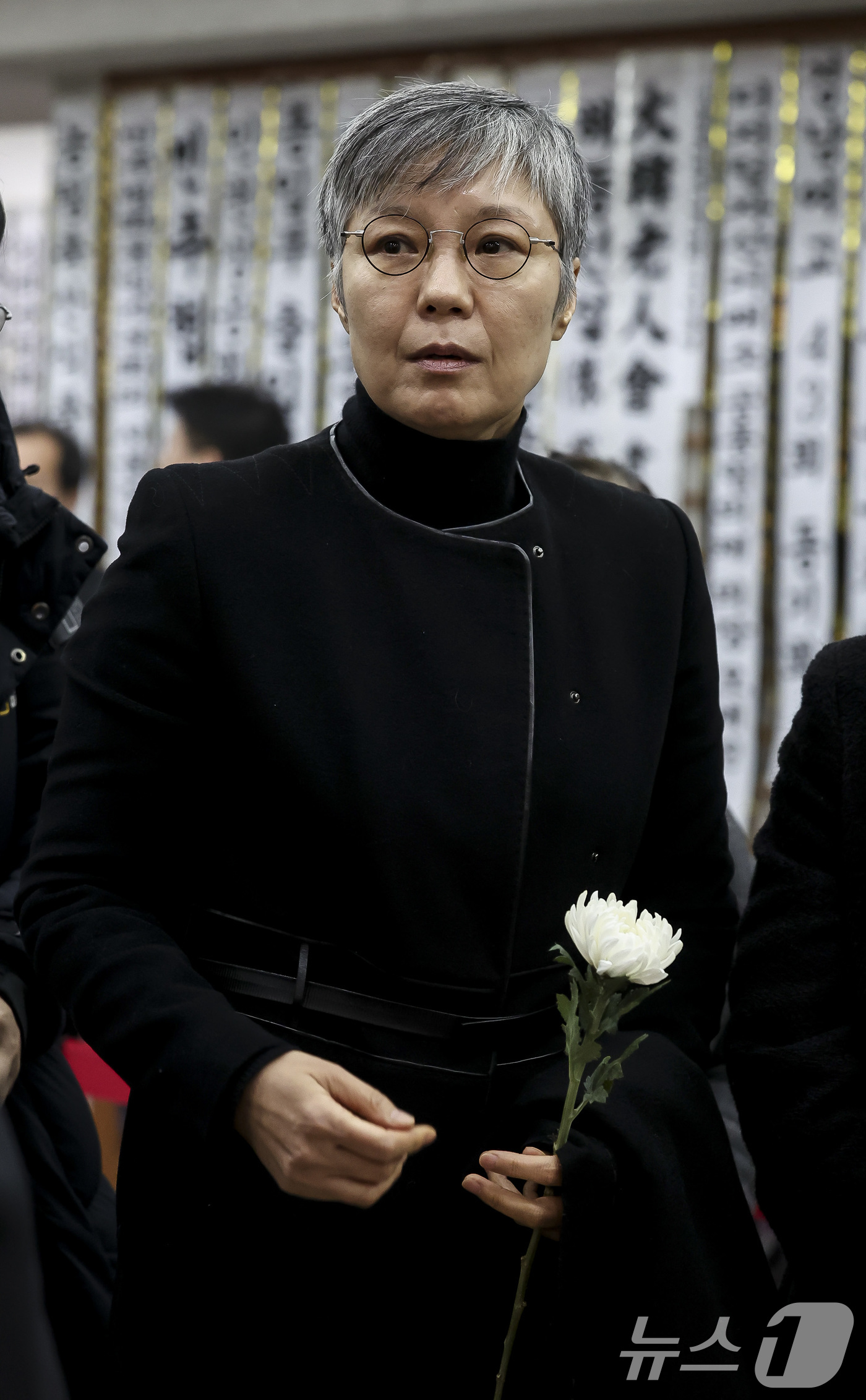 (서울=뉴스1) 사진공동취재단 = 가수 이은미가 29일 서울 종로구 서울대학교병원 장례식장에 마련된 고(故) 이해찬 전 국무총리의 빈소를 찾아 조문하고 있다. 2026.1.29/뉴 …