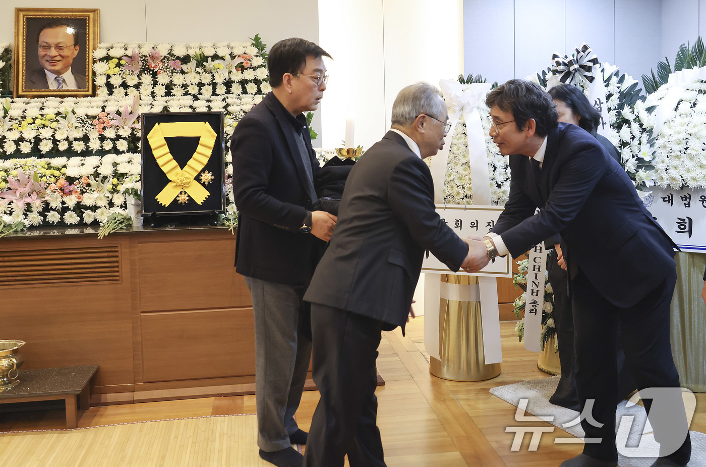 (서울=뉴스1) 사진공동취재단 = 오거돈 전 부산시장이 29일 오후 서울 종로구 서울대학교병원 장례식장에 마련된 故 이해찬 전 국무총리의 빈소에서 조문을 마치고 유시민 전 장관과 …